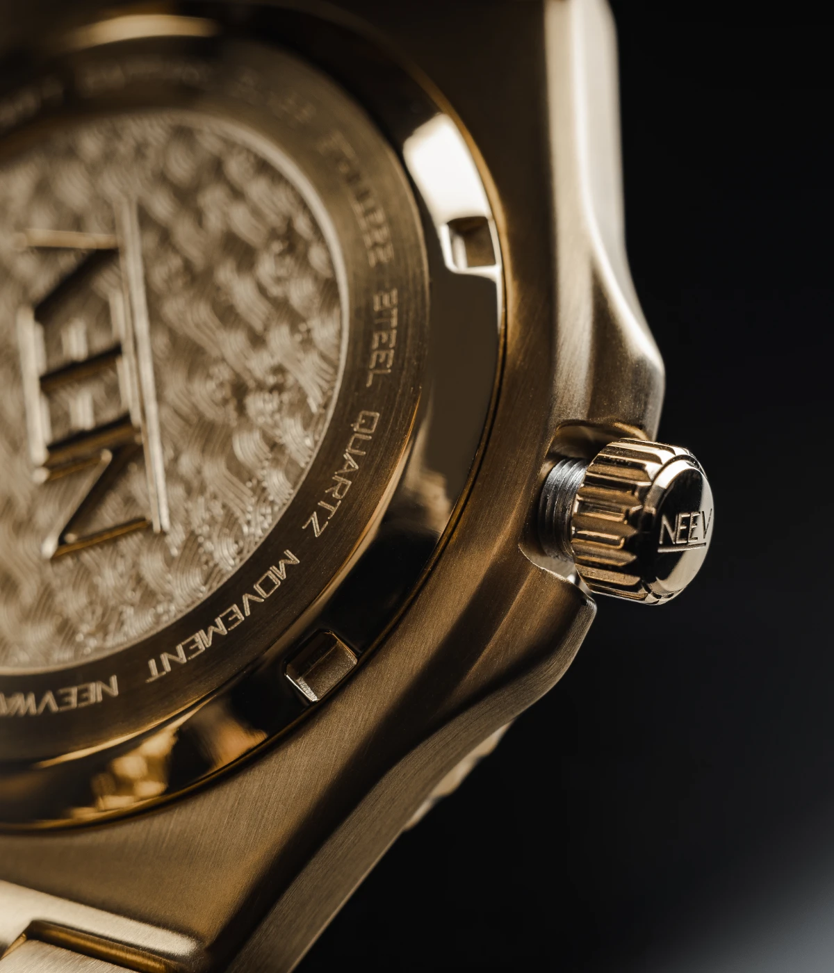 Goud horloge geschroefde kroon